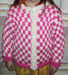 Gilet à damier rose et blanc.